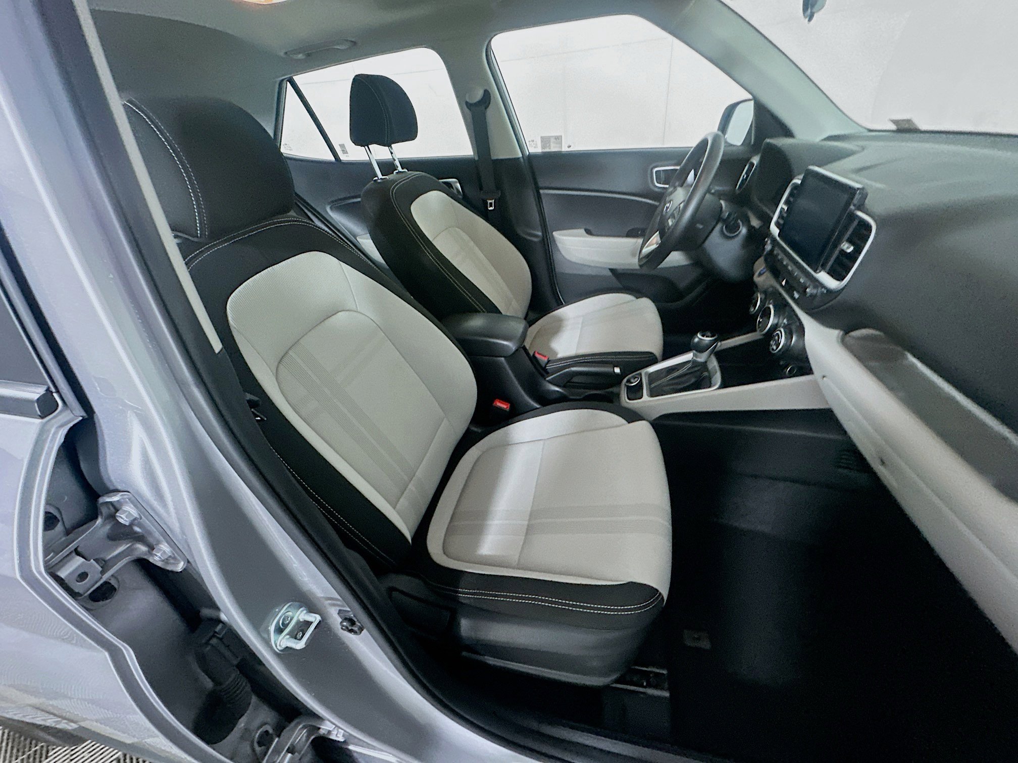 Used 2025 Hyundai Venue SEL image 29