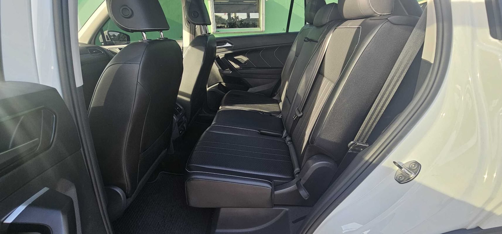 Used 2024 Volkswagen Tiguan SE w/ Panoramic Sunroof Package FWD image 20
