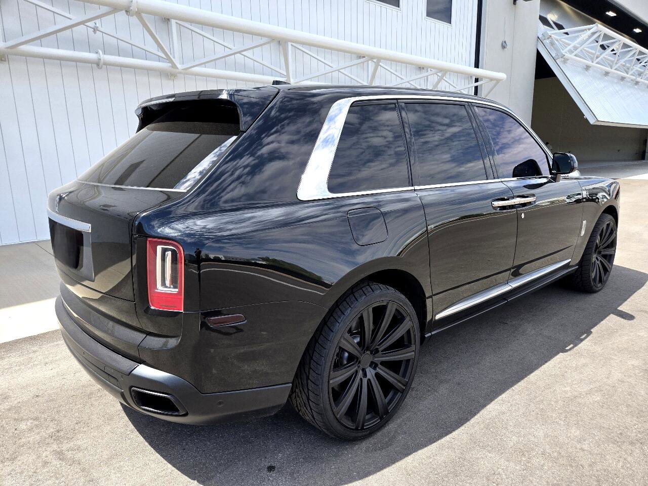 Used 2020 Rolls-Royce Cullinan Black Badge image 33