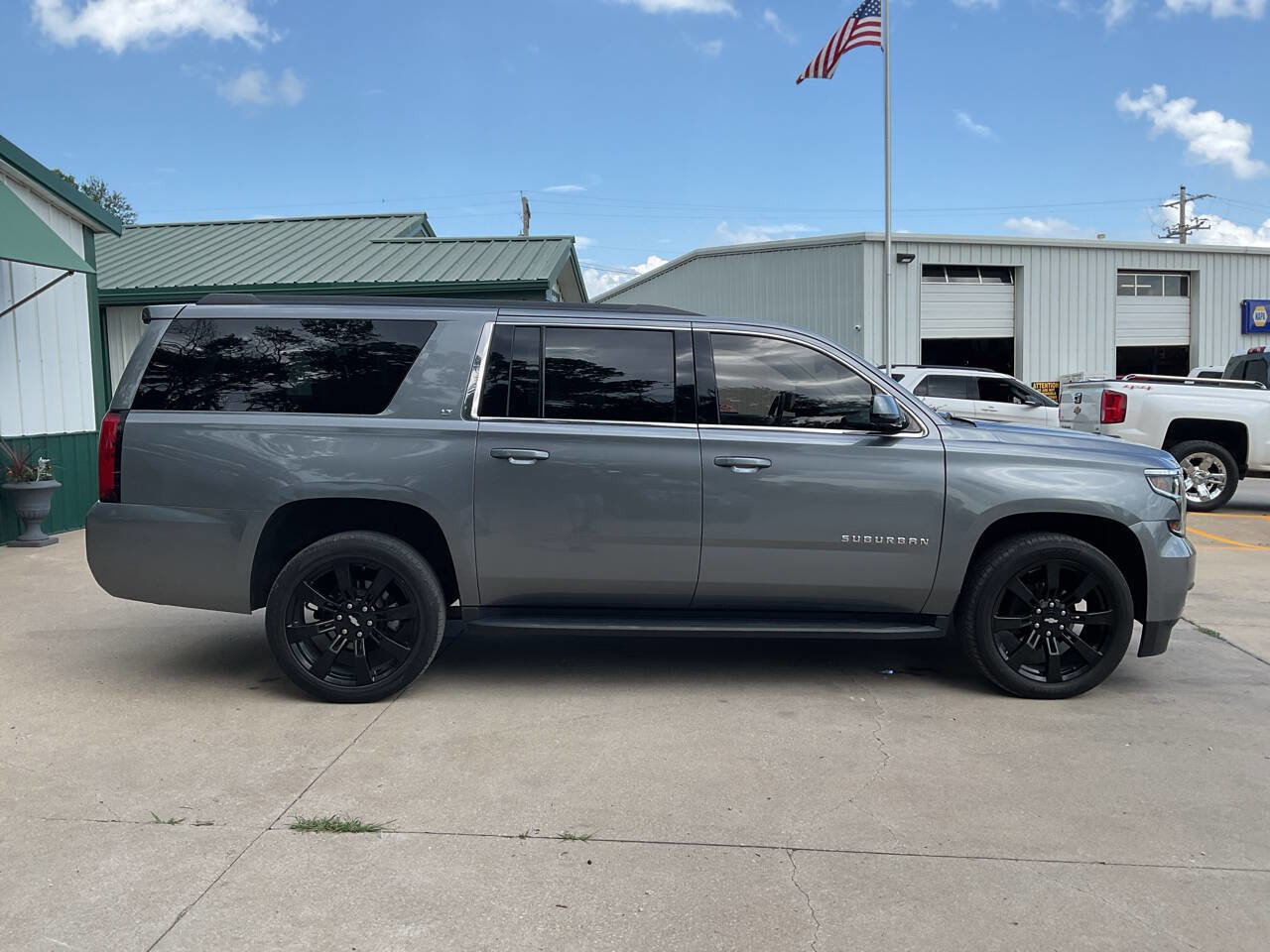 Used 2020 Chevrolet Suburban LT image 2