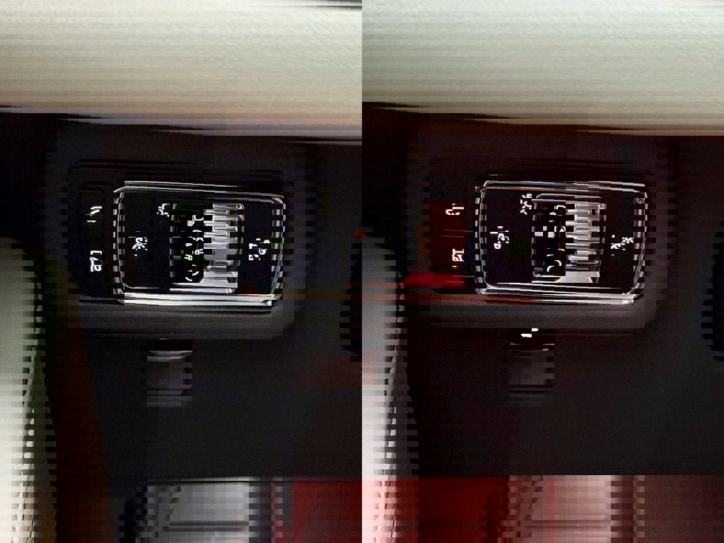 New 2025 Lincoln Nautilus Premier w/ Jet Appearance Package image 28