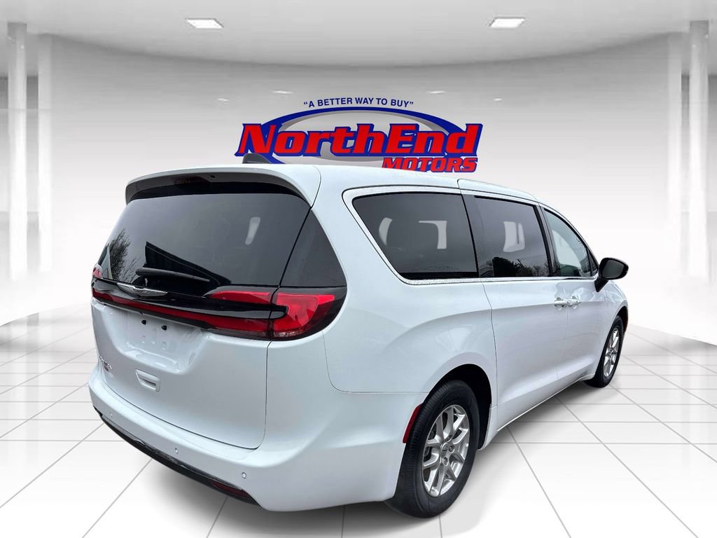 Used 2025 Chrysler Pacifica Select image 3