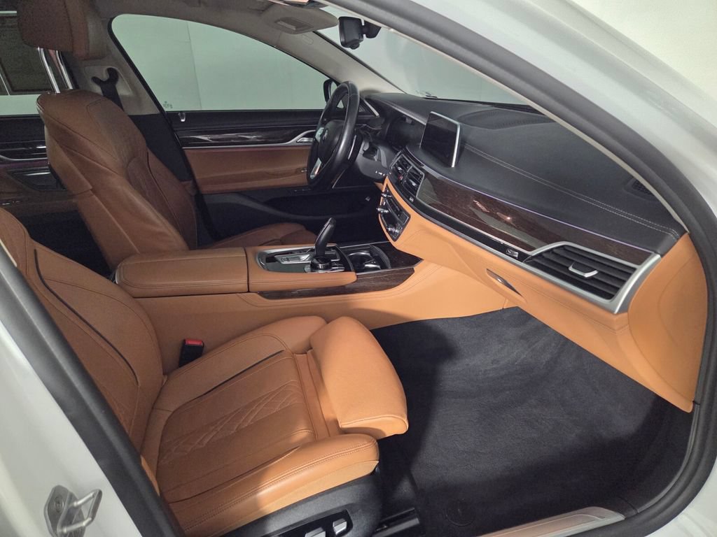 Used 2020 BMW 750i xDrive w/ Autobahn Package AWD/4WD image 32