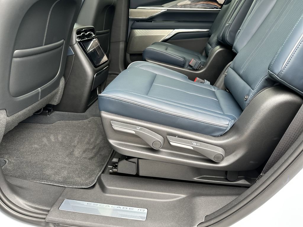 New 2026 Cadillac Escalade IQL Sport 2 w/ LPO, ONYX Package AWD/4WD image 28