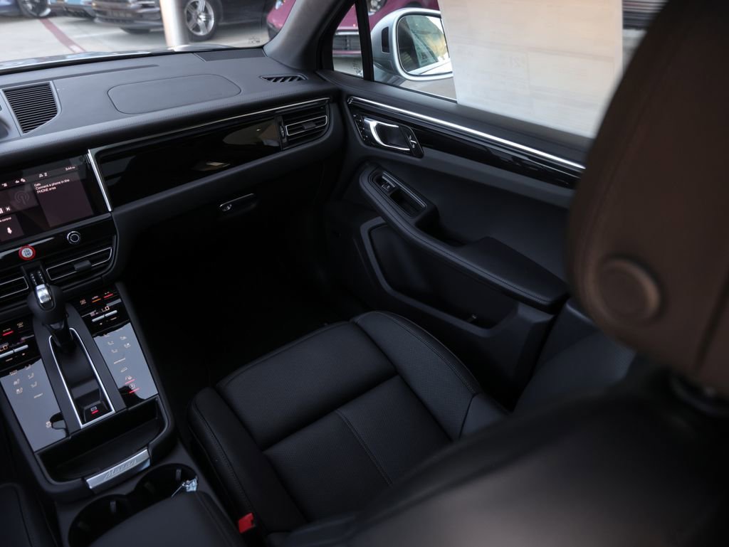 Certified 2025 Porsche Macan image 36