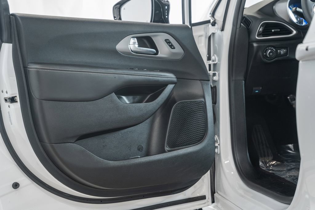 Used 2025 Chrysler Pacifica Select image 42