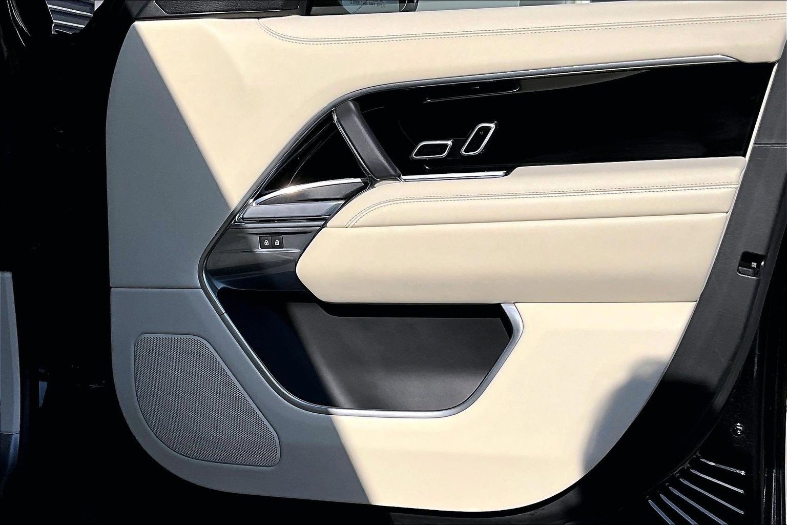 Used 2023 Land Rover Range Rover Long Wheelbase SE image 23