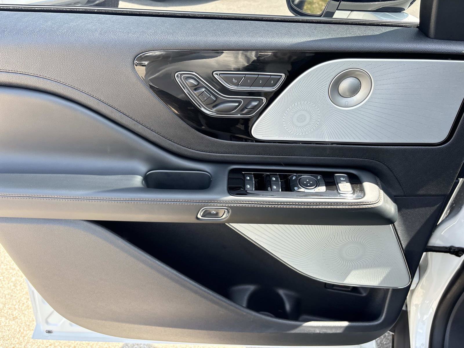 Used 2025 Lincoln Aviator Reserve w/ Equipment Group 201A AWD/4WD image 12