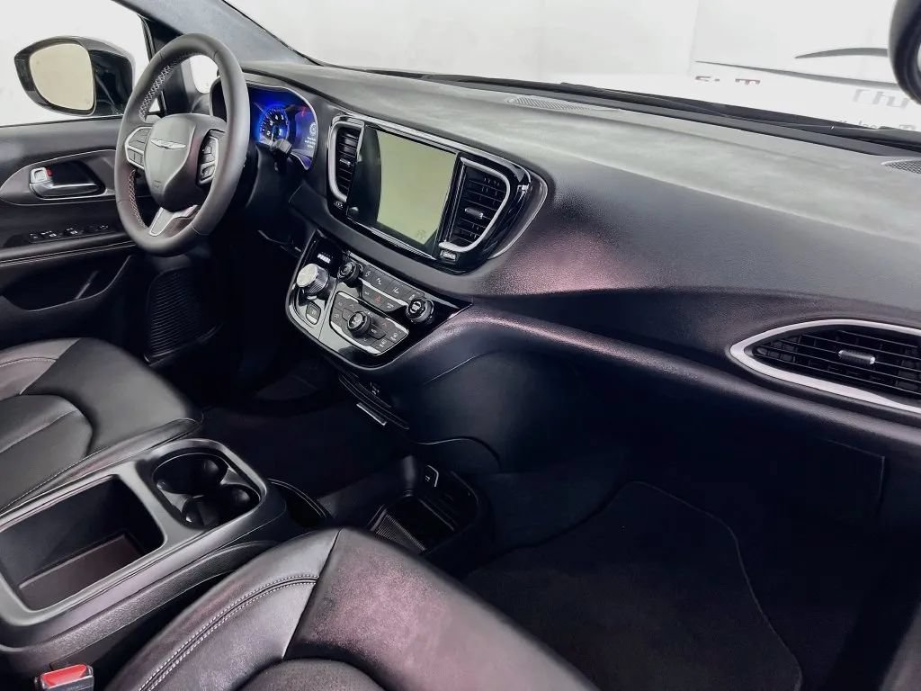 Used 2026 Chrysler Pacifica Select FWD image 30