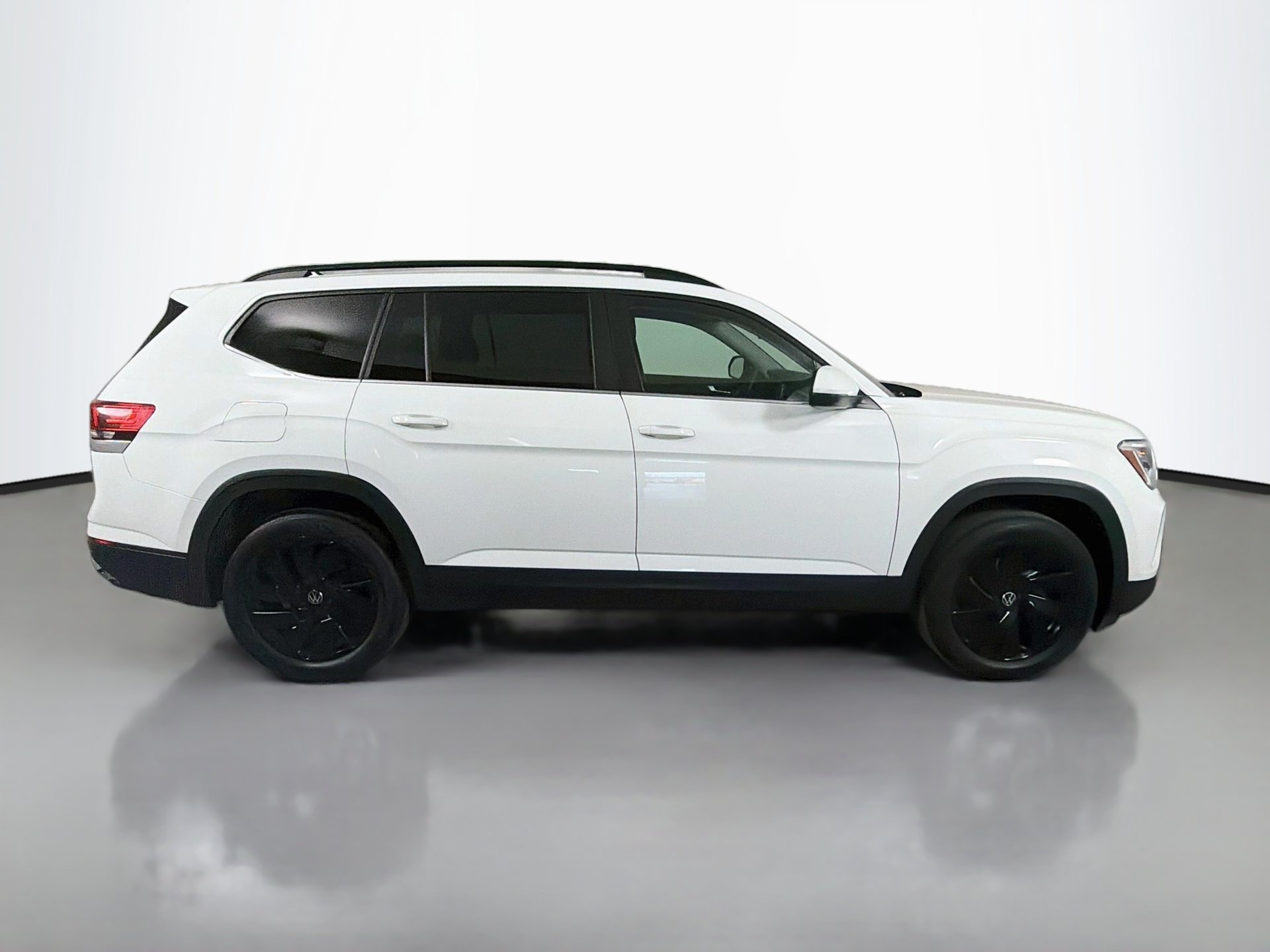 Used 2024 Volkswagen Atlas SE w/ Black Wheel Package FWD image 4