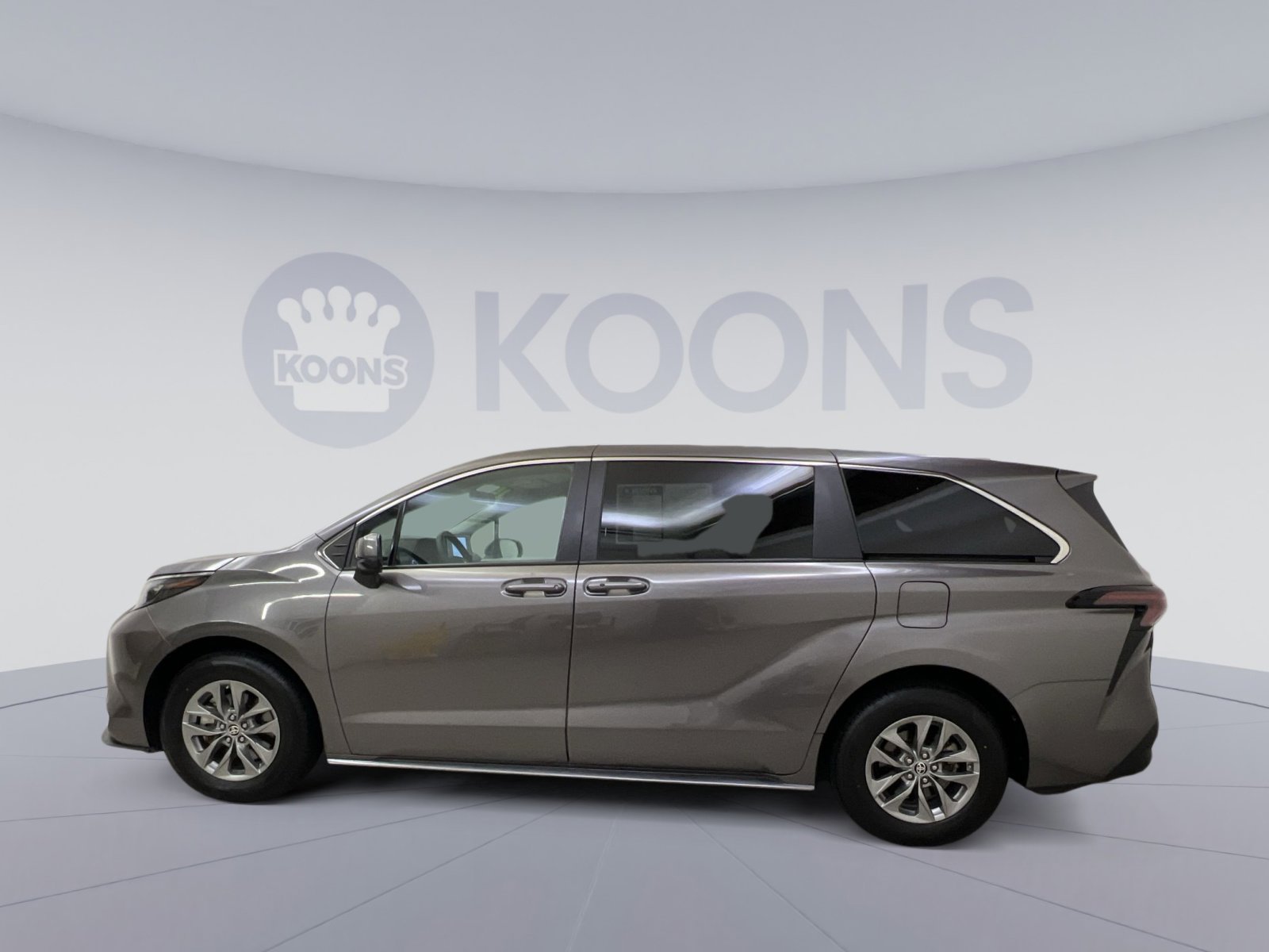 Used 2024 Toyota Sienna LE image 2