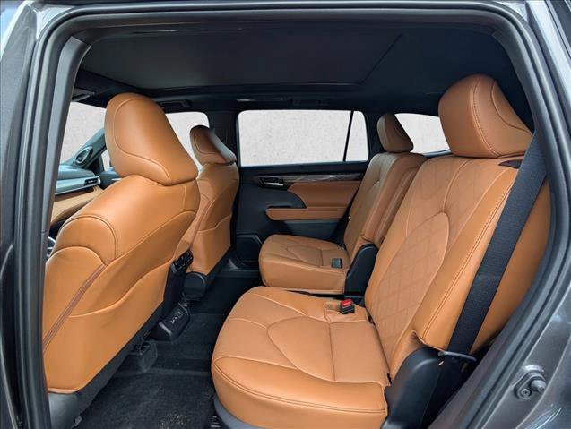 New 2025 Toyota Highlander Platinum image 12