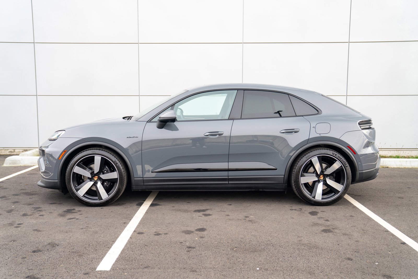 Certified 2025 Porsche Macan Electric image 2