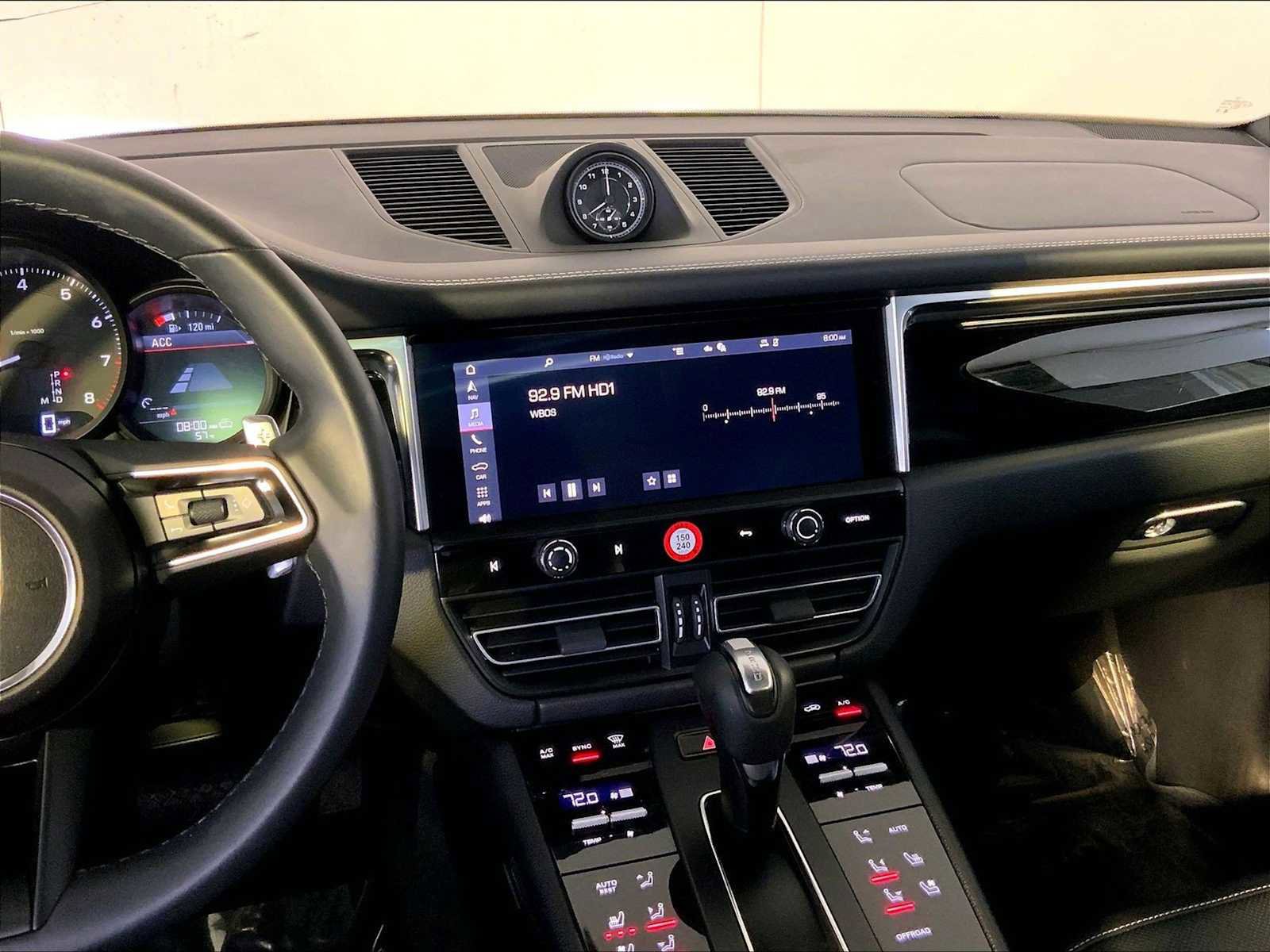 Certified 2024 Porsche Macan image 16