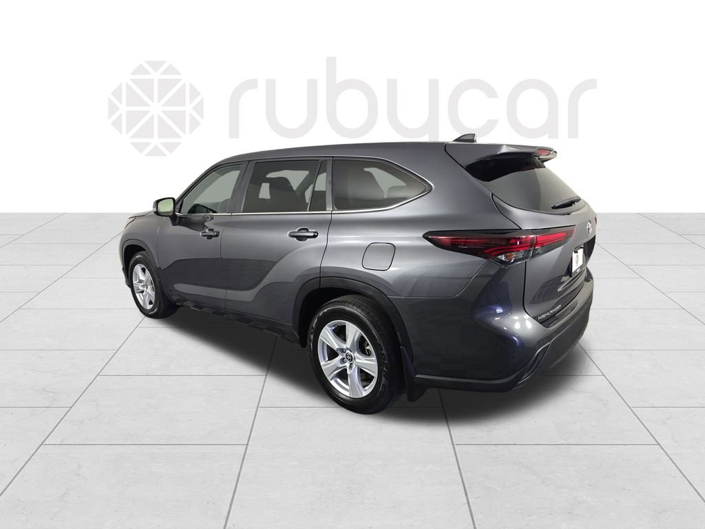 Used 2024 Toyota Highlander LE image 3
