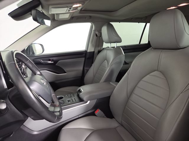 Used 2024 Toyota Highlander XLE AWD/4WD image 14