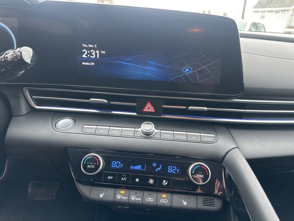 Certified 2025 Hyundai Elantra SEL FWD image 17