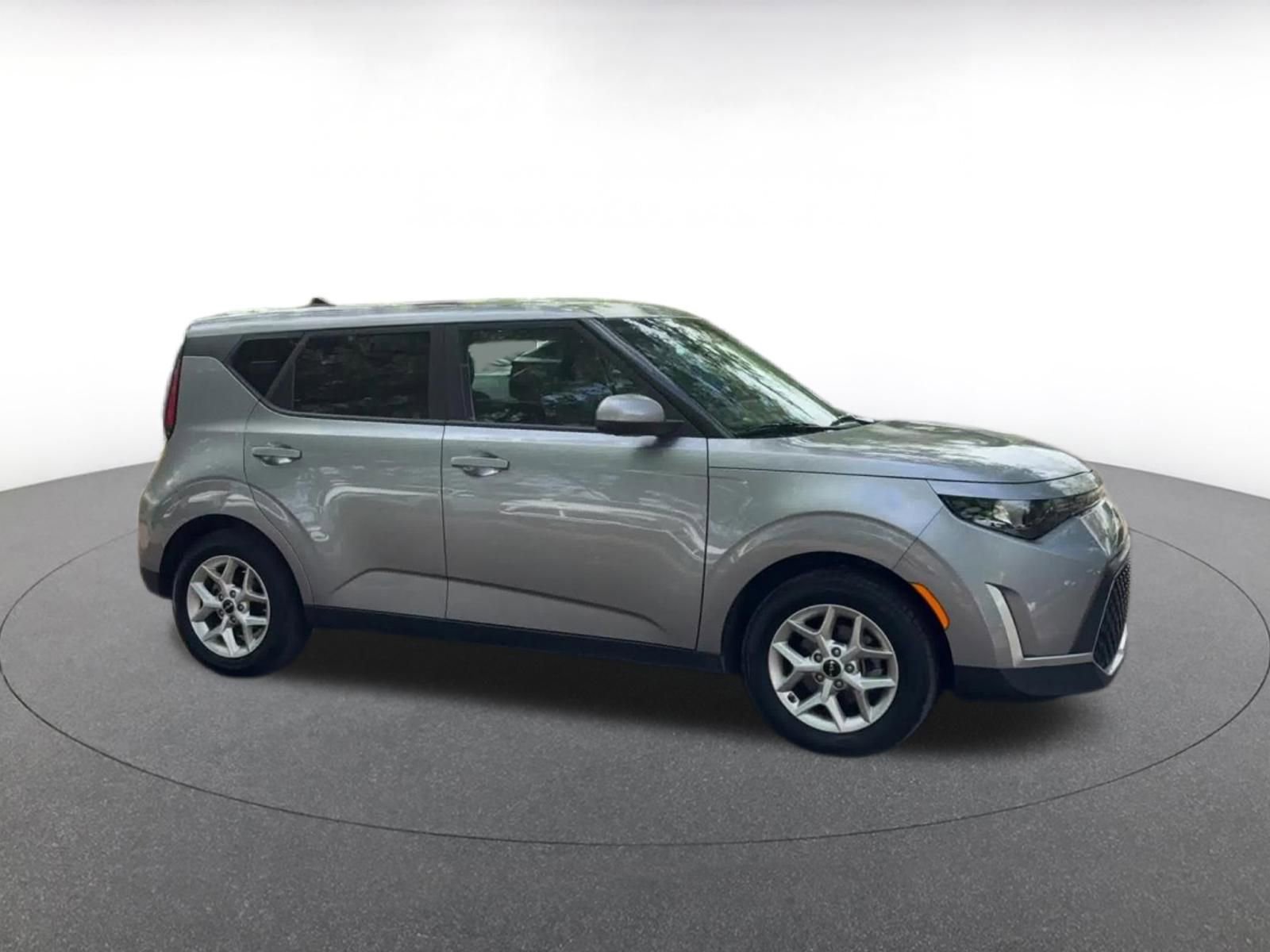 Used 2025 Kia Soul LX w/ LX Technology Package image 2