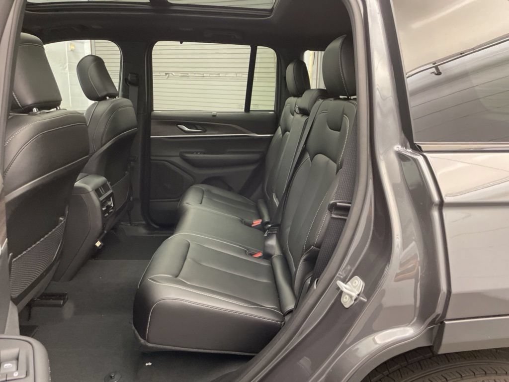 New 2025 Jeep Grand Cherokee Limited w/ Luxury Tech Group II RWD image 18