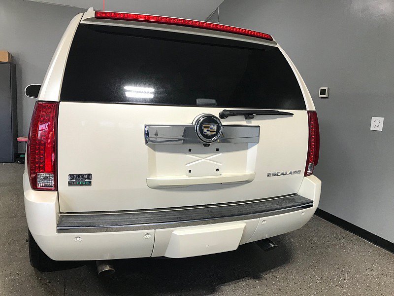 Used 2010 Cadillac Escalade Premium AWD/4WD image 4
