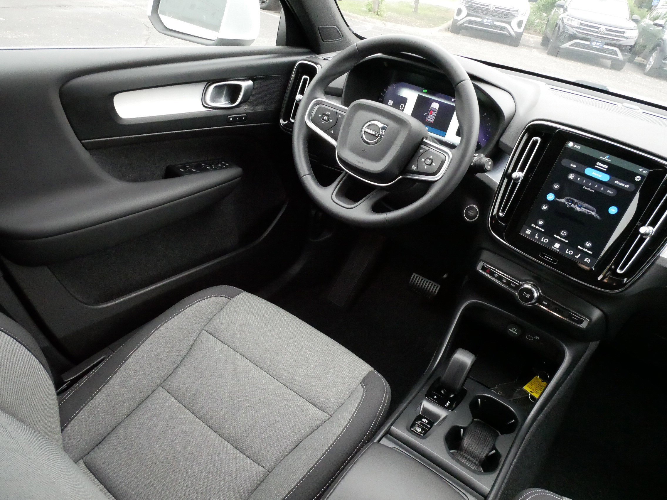 Used 2025 Volvo XC40 B5 Core AWD/4WD image 9