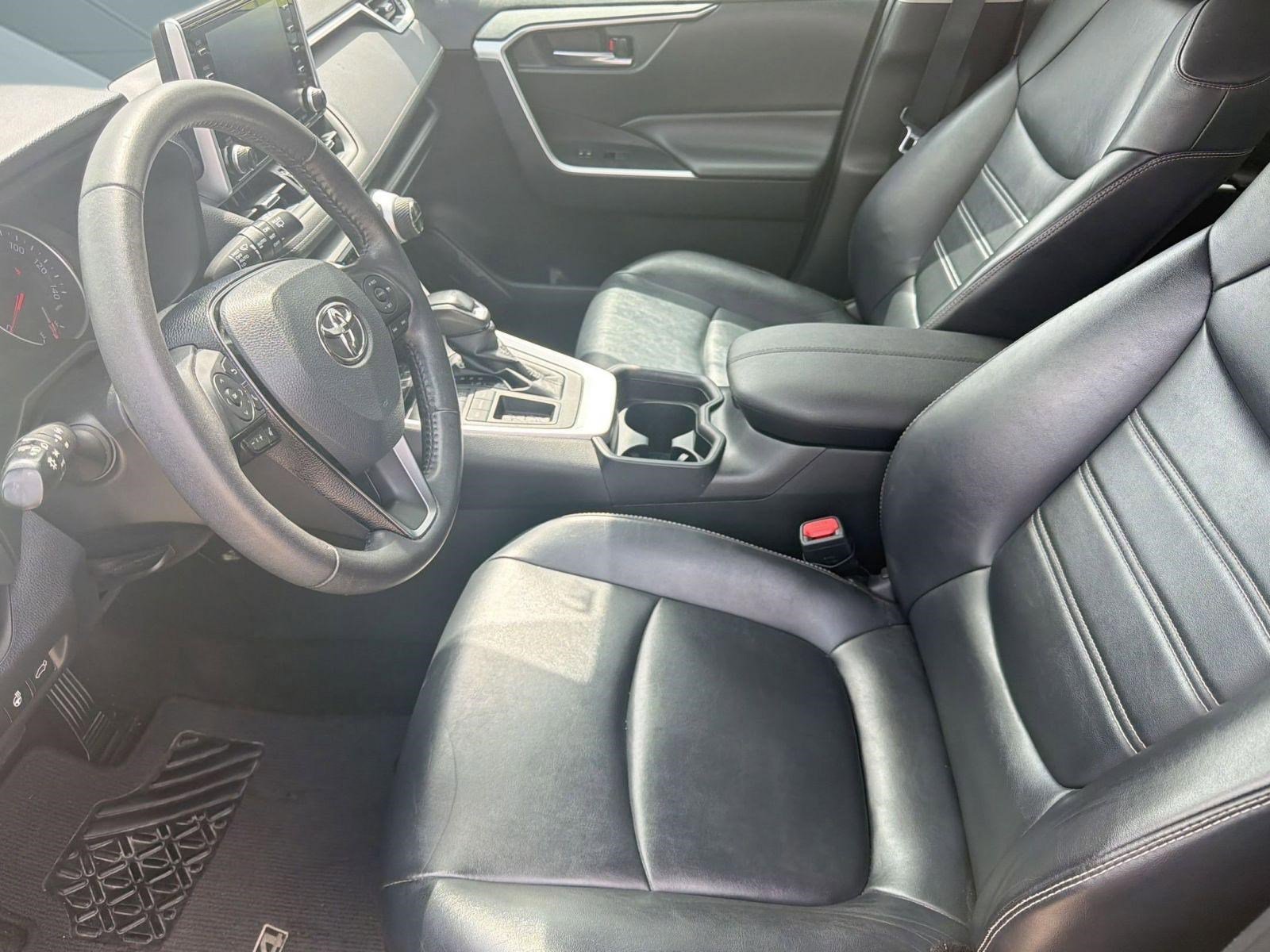 Used 2020 Toyota RAV4 XLE Premium image 5