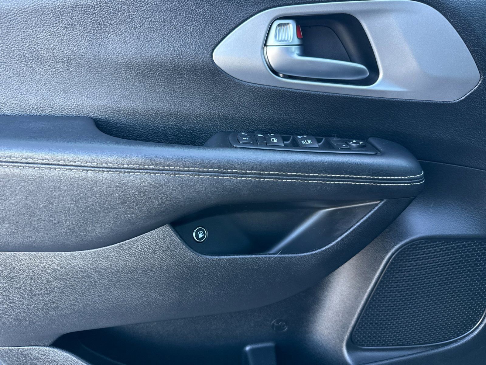 Used 2020 Chrysler Pacifica Touring-L w/ S Appearance Package image 10