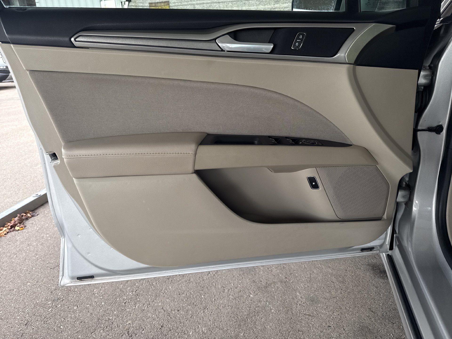 Used 2019 Ford Fusion SE FWD image 17