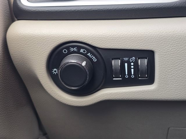 Used 2023 Chrysler Voyager LX FWD image 20
