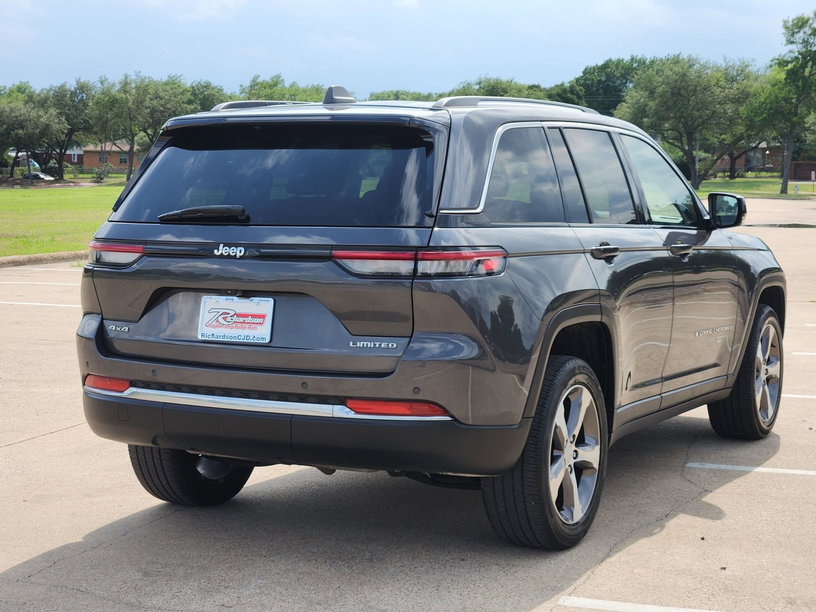 Used 2023 Jeep Grand Cherokee Limited AWD/4WD image 4