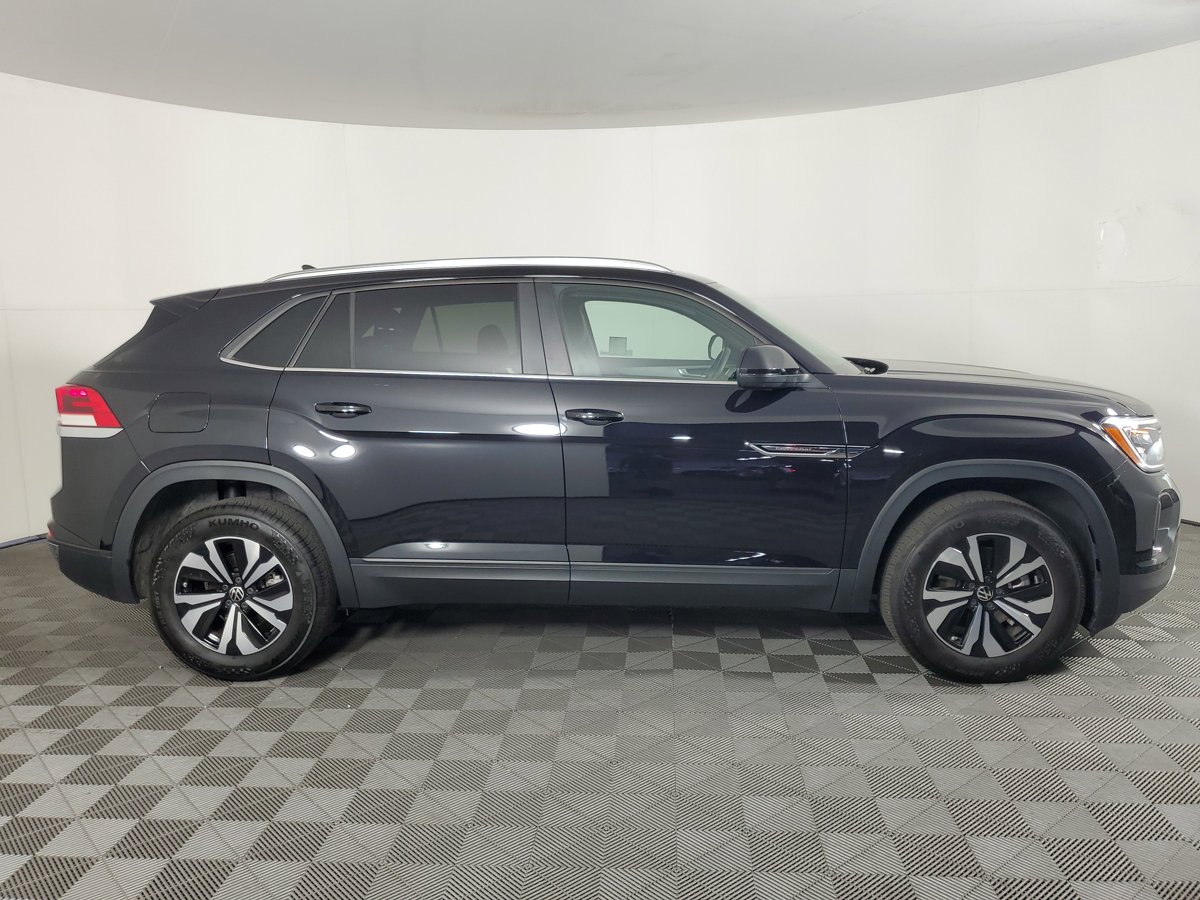 Used 2025 Volkswagen Atlas Cross Sport SE image 3