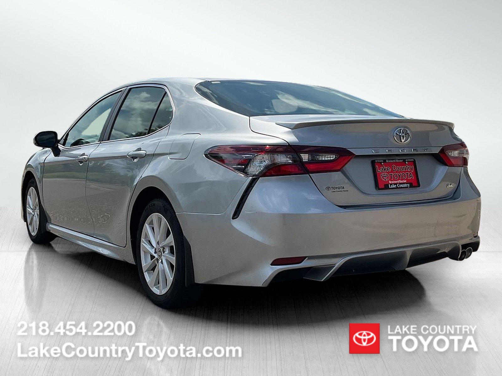 Used 2024 Toyota Camry SE FWD image 3