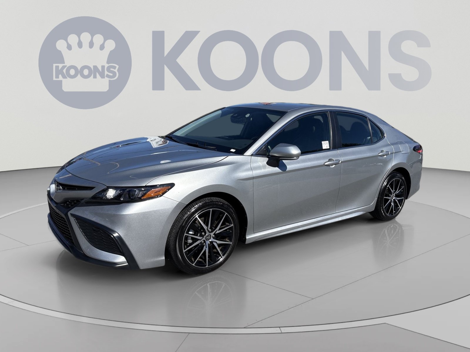 Used 2024 Toyota Camry SE FWD image 1