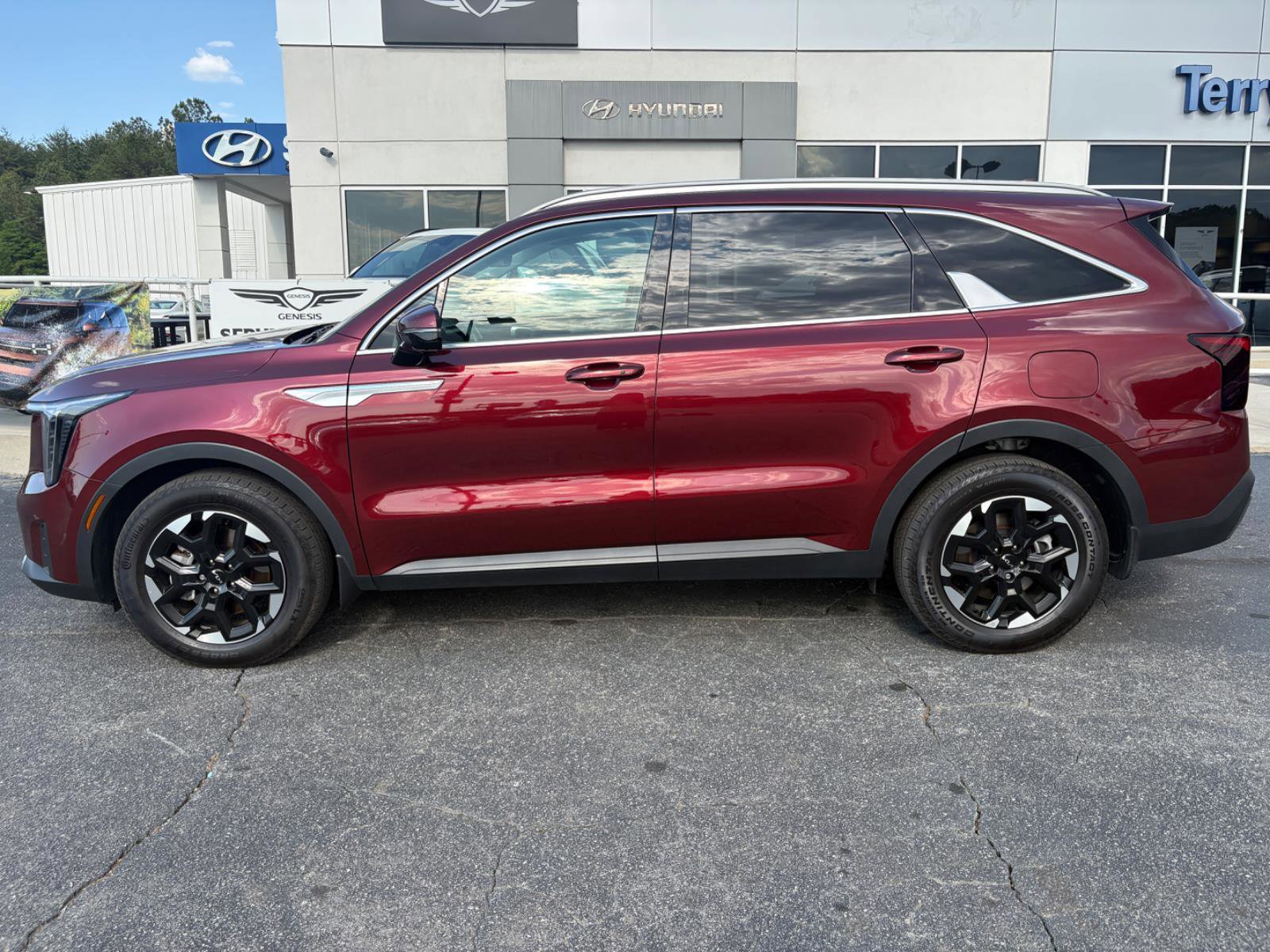 Used 2025 Kia Sorento S w/ Panoramic Sunroof Package FWD image 3