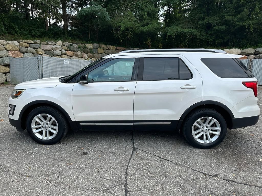 Used 2017 Ford Explorer XLT w/ Equipment Group 202A FWD image 2