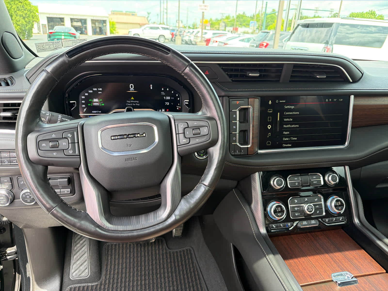 Used 2023 GMC Yukon XL Denali Ultimate AWD/4WD image 3