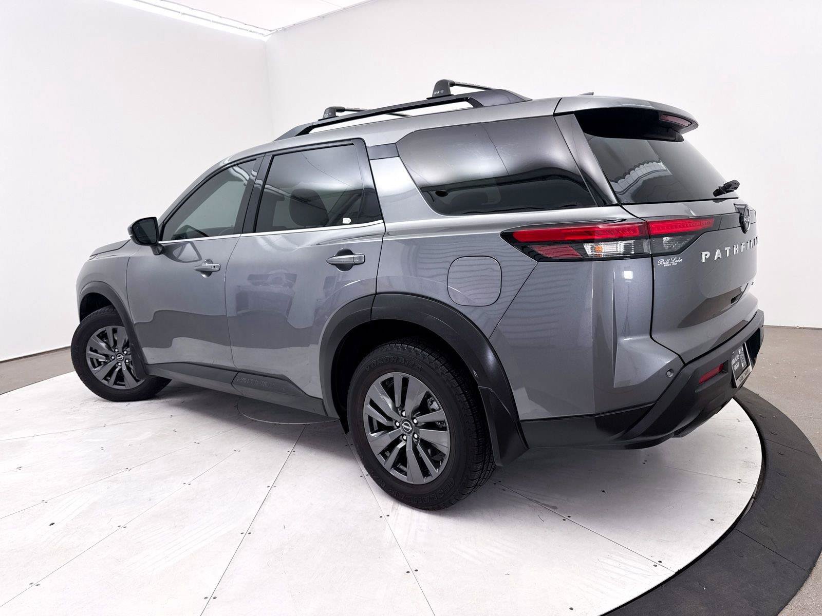 Used 2022 Nissan Pathfinder SV FWD image 2