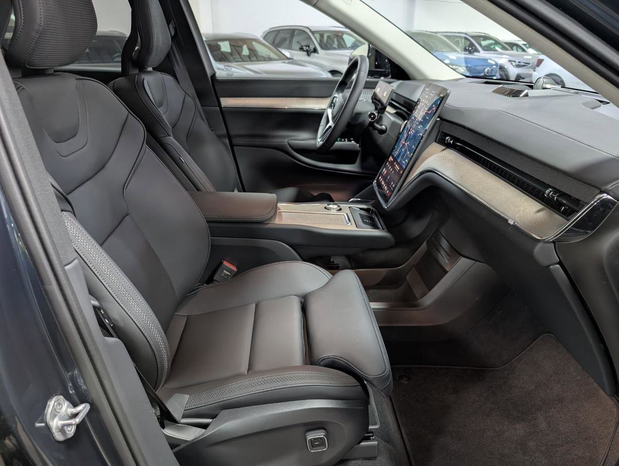 Used 2025 Volvo EX90 Ultra AWD/4WD image 10