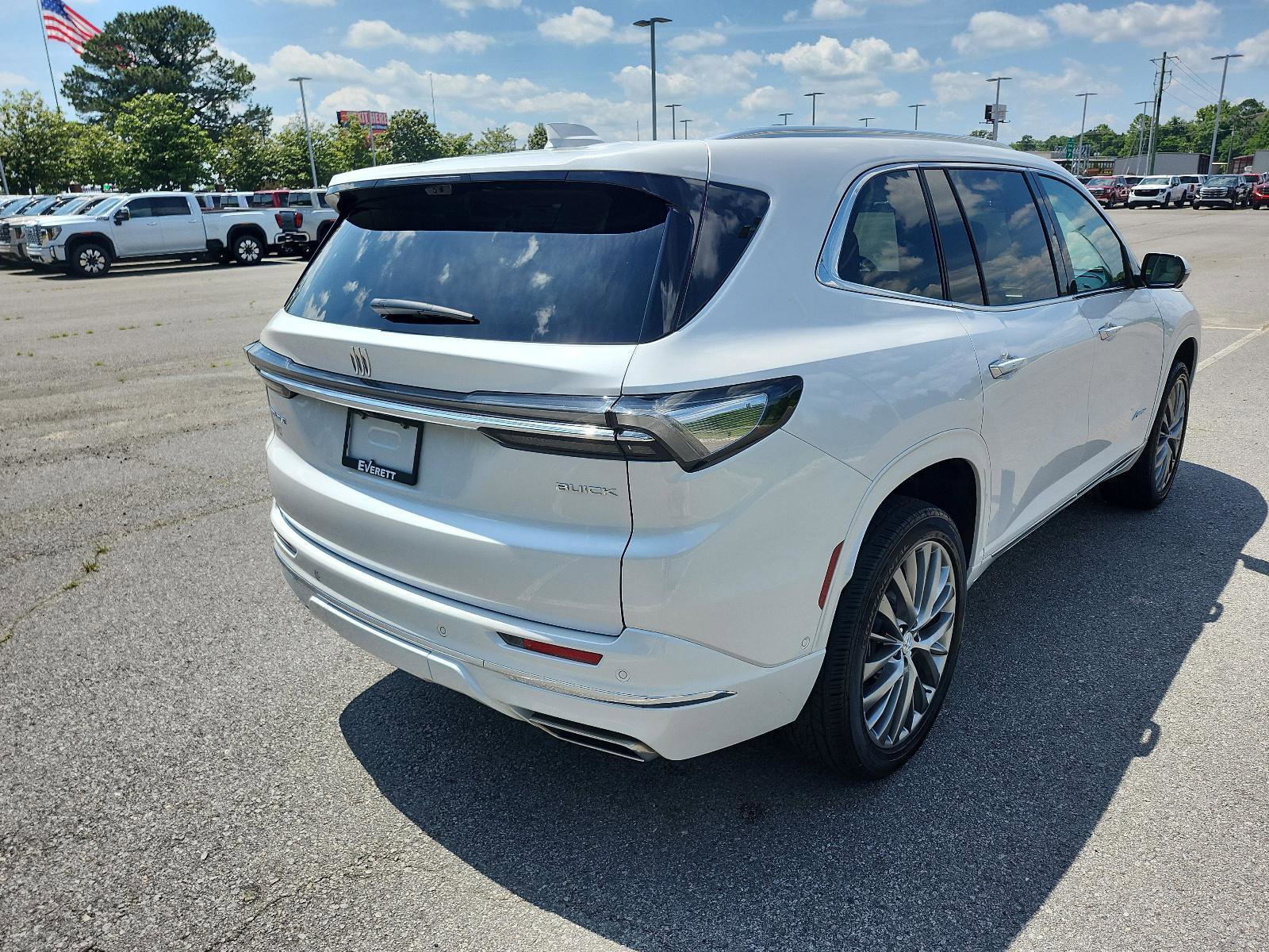 Used 2025 Buick Enclave Avenir w/ Super Cruise Package FWD image 3