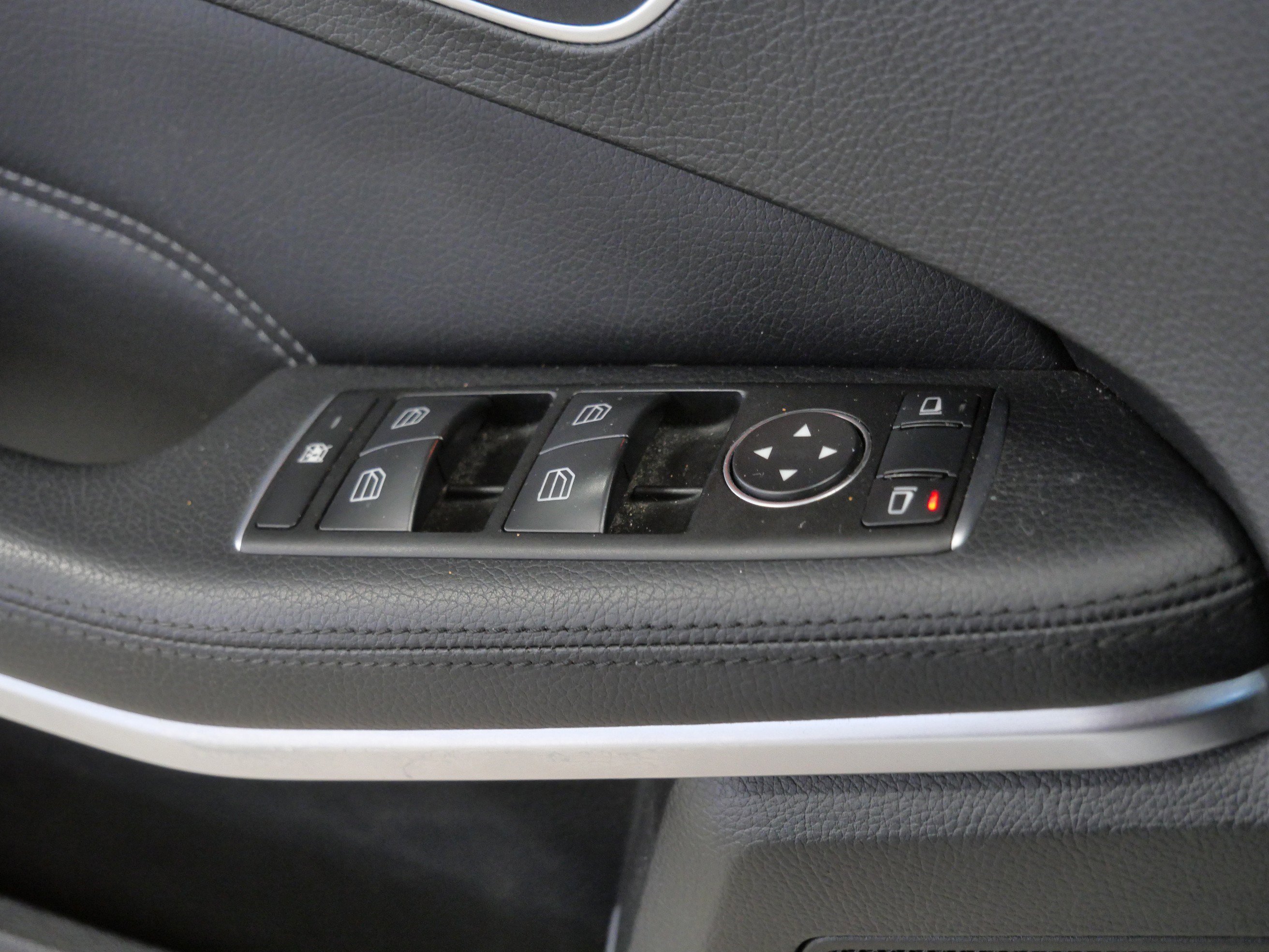 Used 2014 Mercedes-Benz E 350 4MATIC Sedan image 31