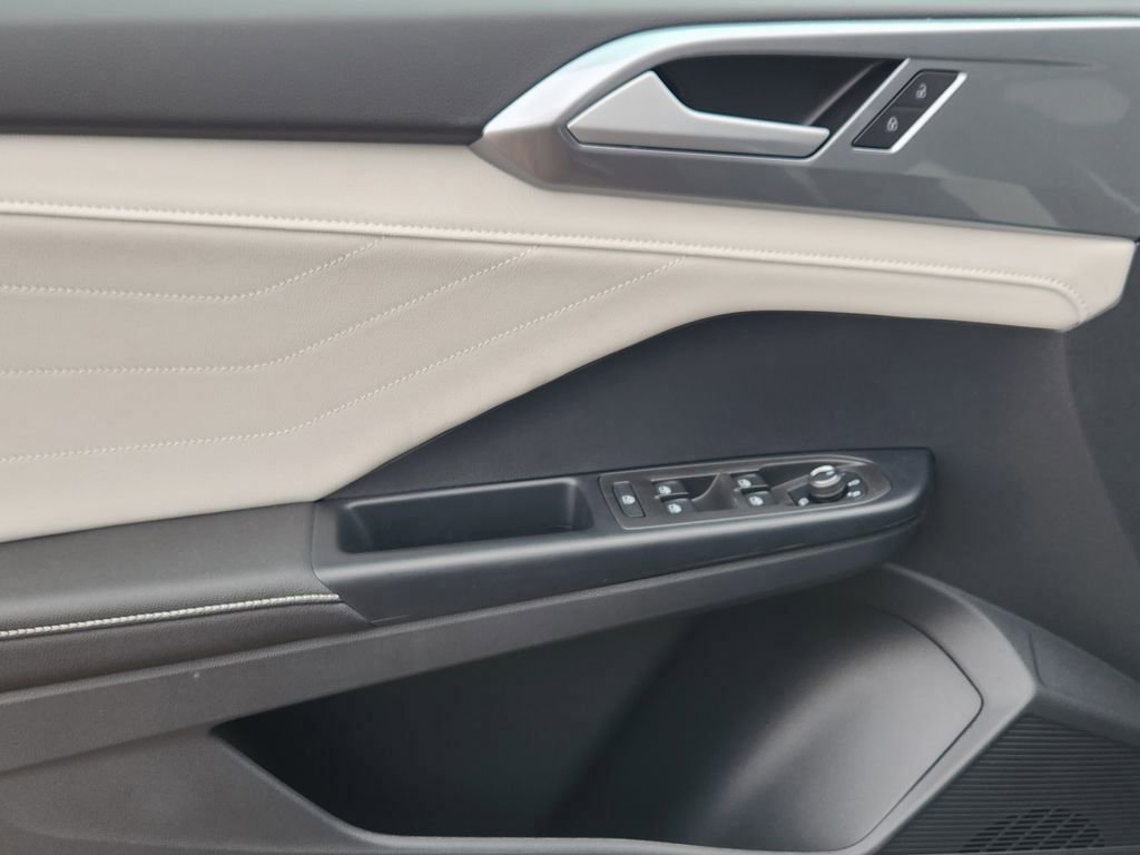 New 2026 Volkswagen Taos SEL image 3