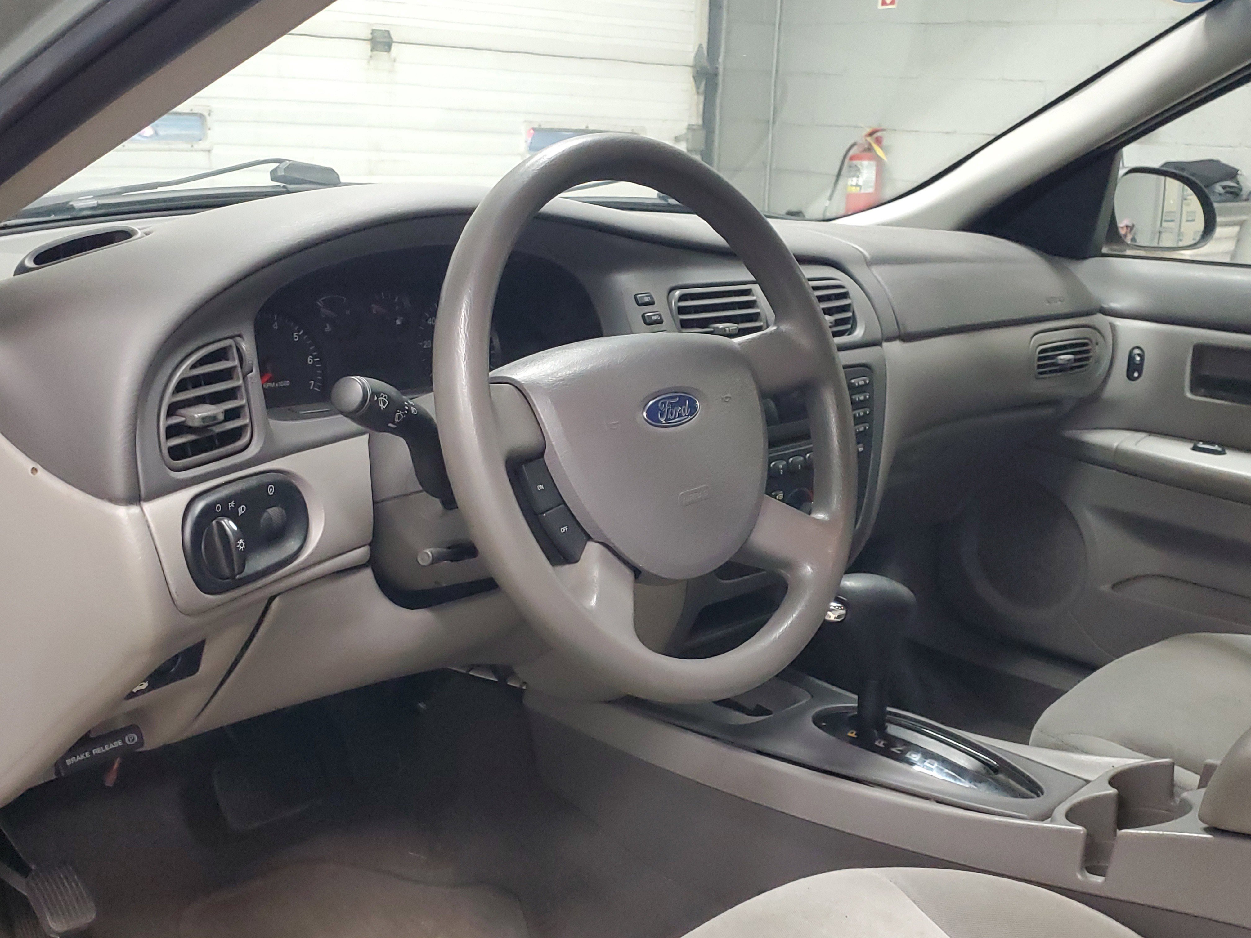 Used 2005 Ford Taurus SE FWD image 15