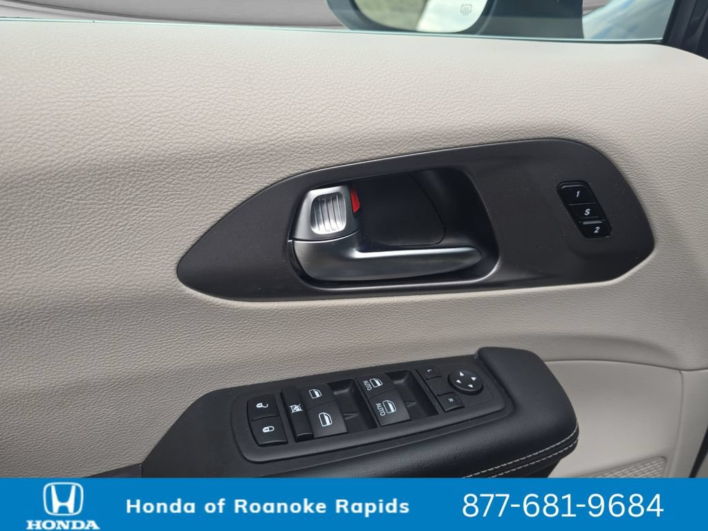 Used 2023 Chrysler Pacifica Touring-L FWD image 11