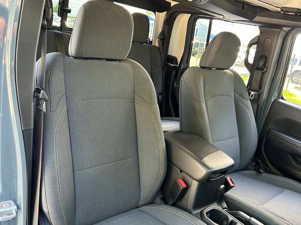 Certified 2025 Jeep Gladiator Sport AWD/4WD image 40