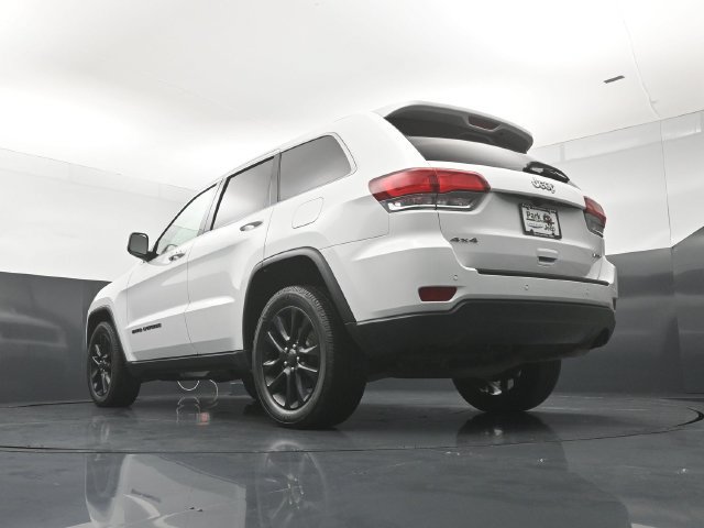 Used 2021 Jeep Grand Cherokee Laredo AWD/4WD image 22
