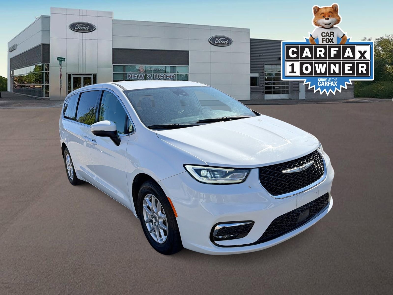 Used 2023 Chrysler Pacifica Touring-L FWD image 2