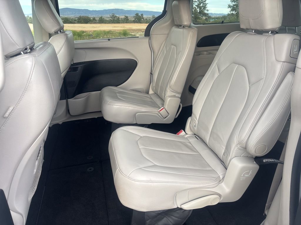 Used 2017 Chrysler Pacifica Touring-L FWD image 11