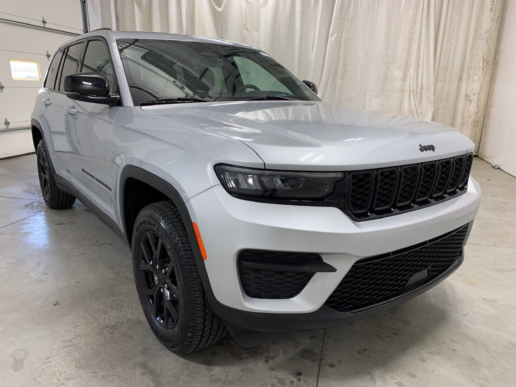 Used 2025 Jeep Grand Cherokee Altitude AWD/4WD image 2
