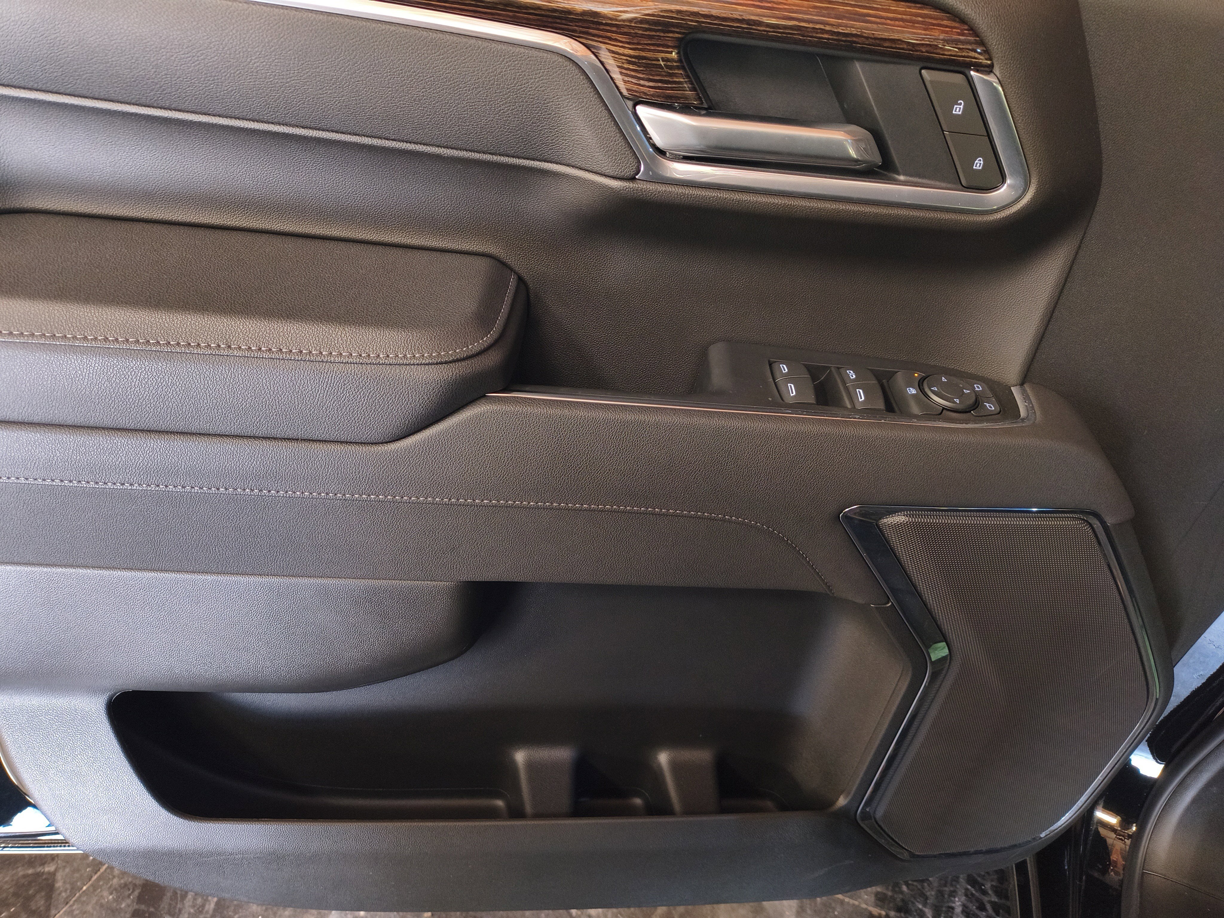 Used 2025 GMC Sierra 1500 Elevation image 17