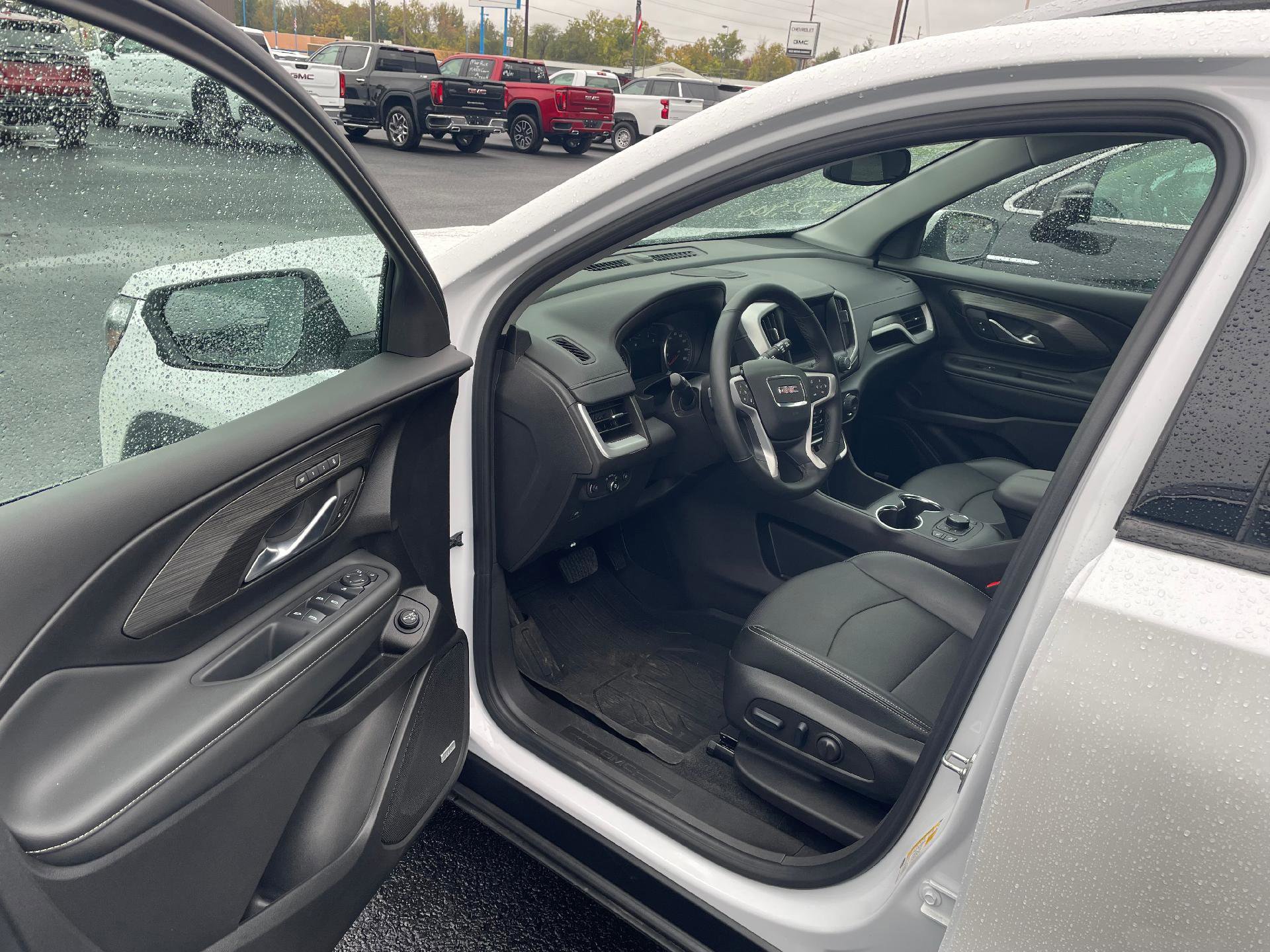 Used 2024 GMC Terrain SLT w/ Infotainment Package II image 8